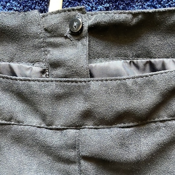 H&M Divided Women’s Black Faux Suede Mini Skirt with Gold Zipper - Size 8 - Picture 5 of 6